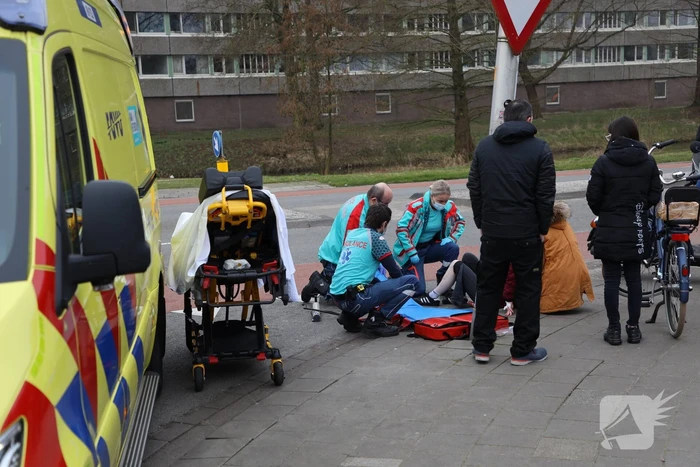 Scooterrijdster gewond na uitwijkmanoeuvre