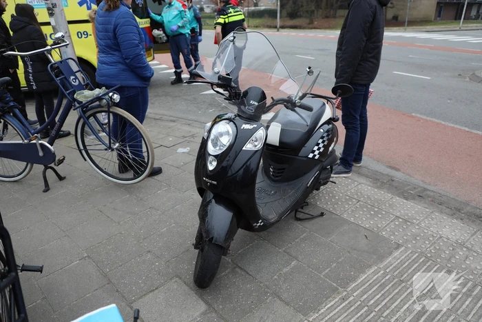 Scooterrijdster gewond na uitwijkmanoeuvre