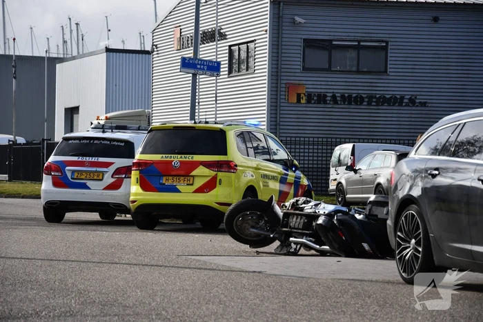 Motorrijder gaat onderuit op t-splitsing
