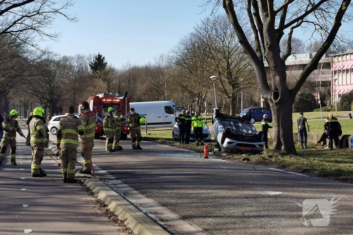 Auto belandt op zijn kop