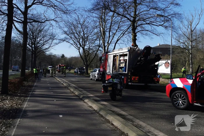 Auto belandt op zijn kop