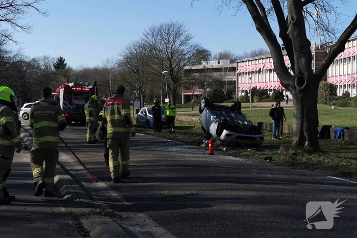 Auto belandt op zijn kop
