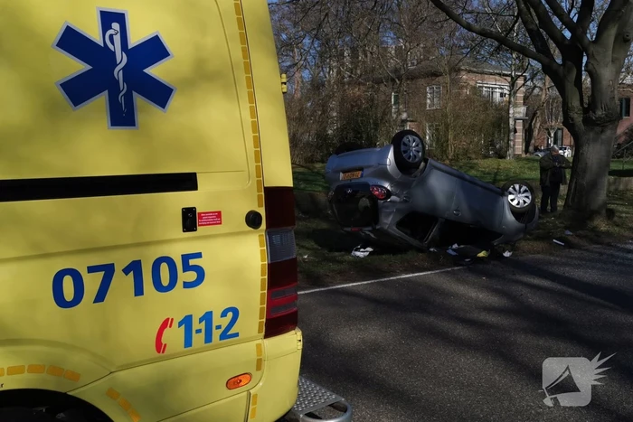 Auto belandt op zijn kop
