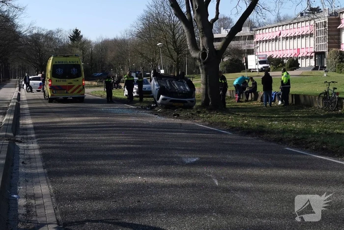Auto belandt op zijn kop
