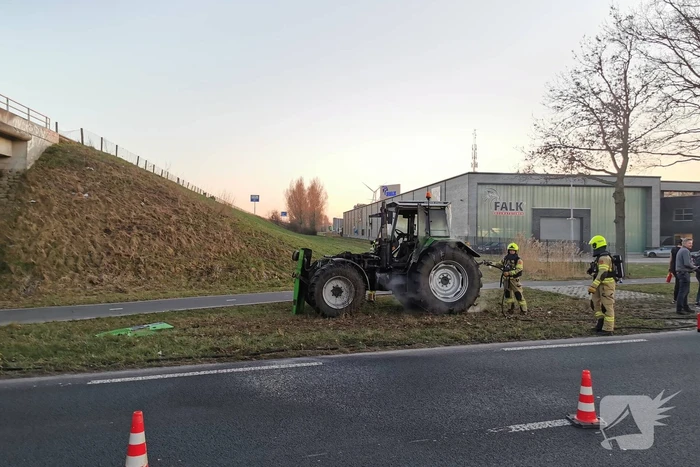 Tractor met aanhanger vlam gevat