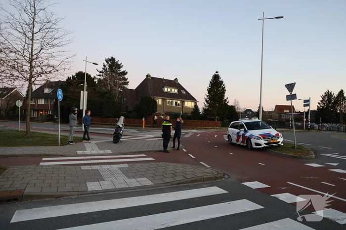 Scooterrijdster en passagier geschept