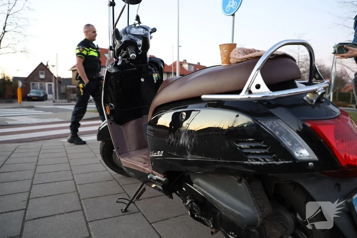 Scooterrijdster en passagier geschept