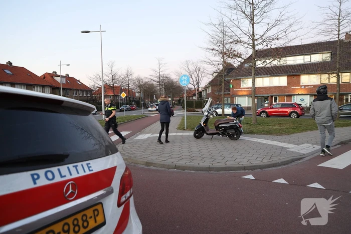 Scooterrijdster en passagier geschept