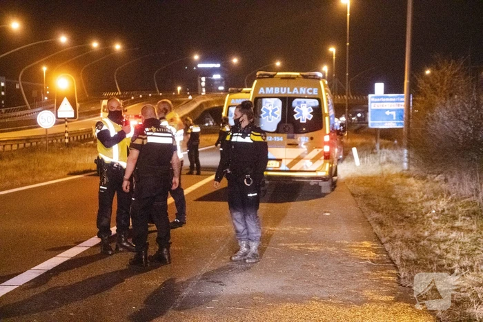Bestuurder verliest macht over het stuur en belandt ondersteboven in sloot