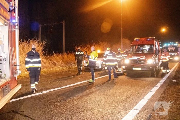 Bestuurder verliest macht over het stuur en belandt ondersteboven in sloot