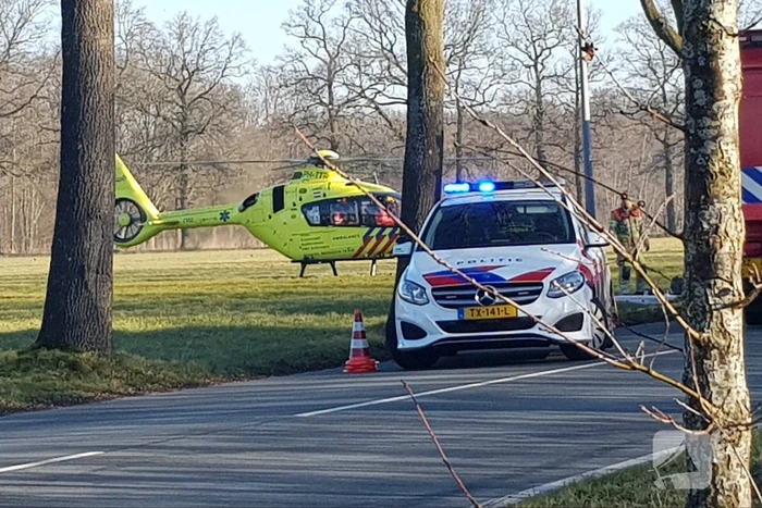 Bestuurder bekneld in auto na botsing tegen boom