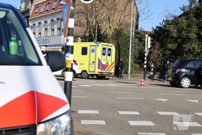 Auto's botsen op kruising