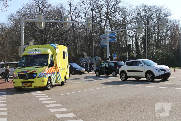 Auto's botsen op kruising