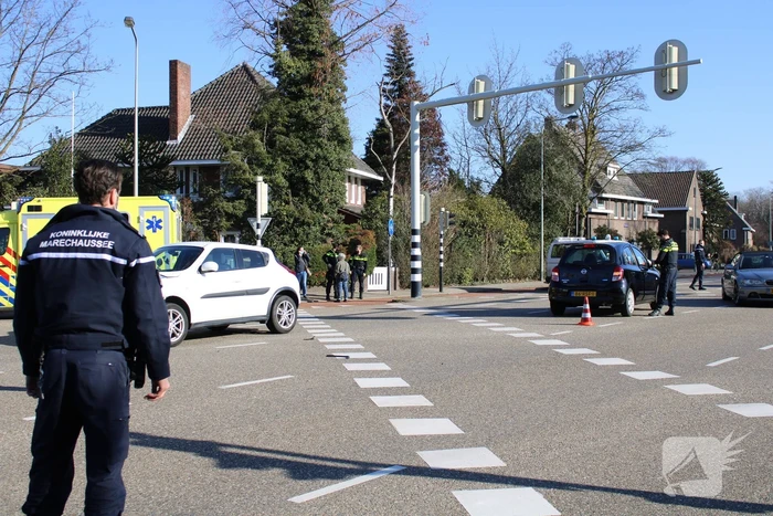 Auto's botsen op kruising