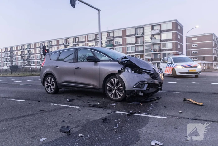 Enorme schade na aanrijding op kruising