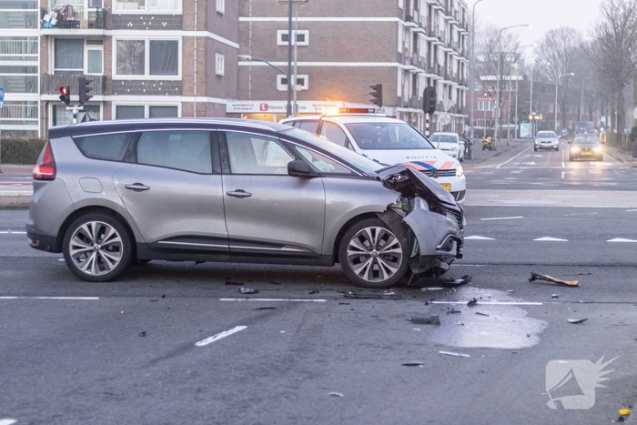Enorme schade na aanrijding op kruising
