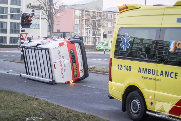 Enorme schade na aanrijding op kruising
