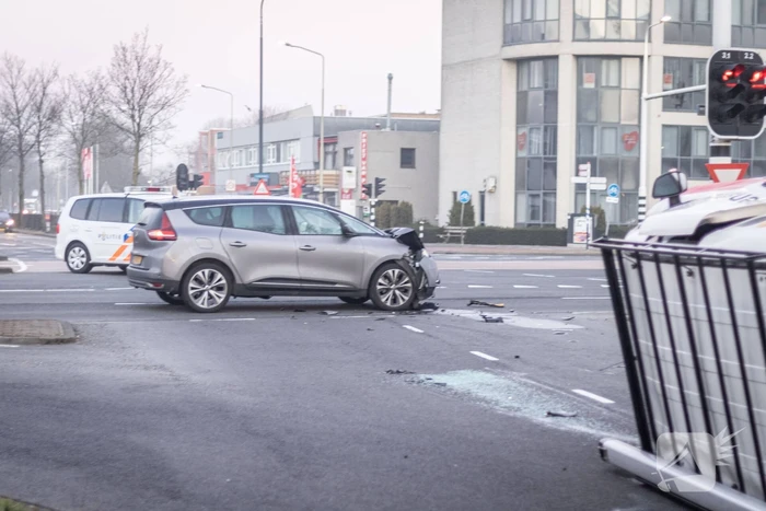 Enorme schade na aanrijding op kruising