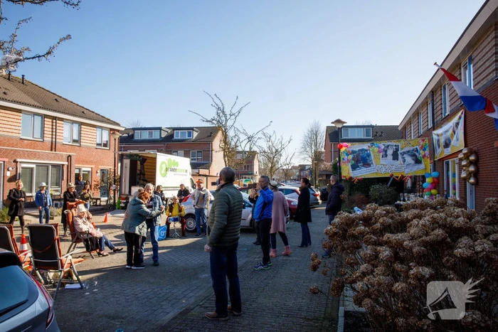 Groot feest op straat voor 60-jarig bruidspaar Rijk en Bea Marcus