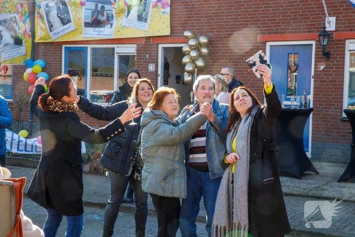 Groot feest op straat voor 60-jarig bruidspaar Rijk en Bea Marcus