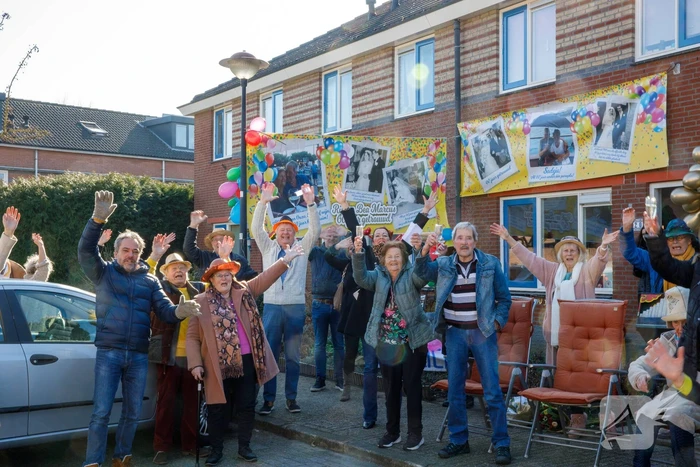 Groot feest op straat voor 60-jarig bruidspaar Rijk en Bea Marcus