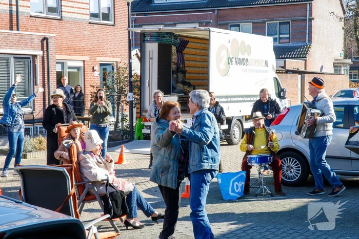 Groot feest op straat voor 60-jarig bruidspaar Rijk en Bea Marcus