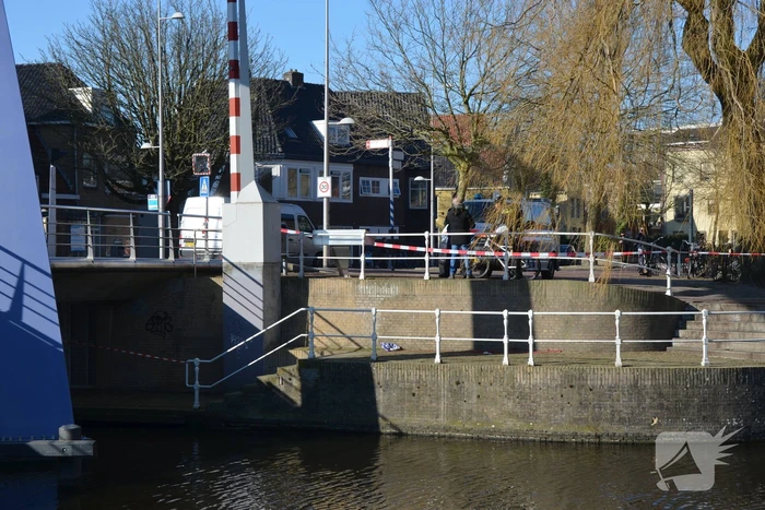 Magneetvisser haalt granaat boven water