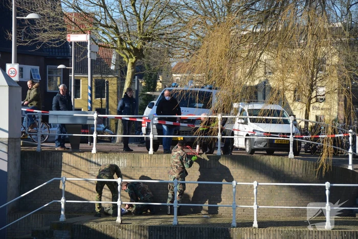 Magneetvisser haalt granaat boven water