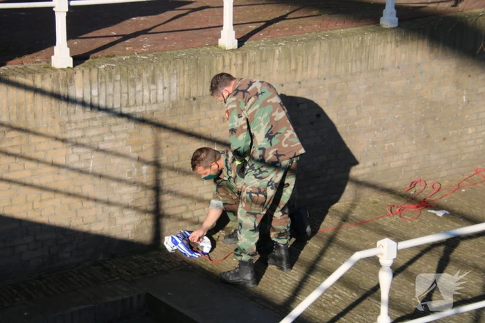 Magneetvisser haalt granaat boven water