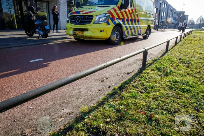 Scooterrijder schiet over railing langs fietspad