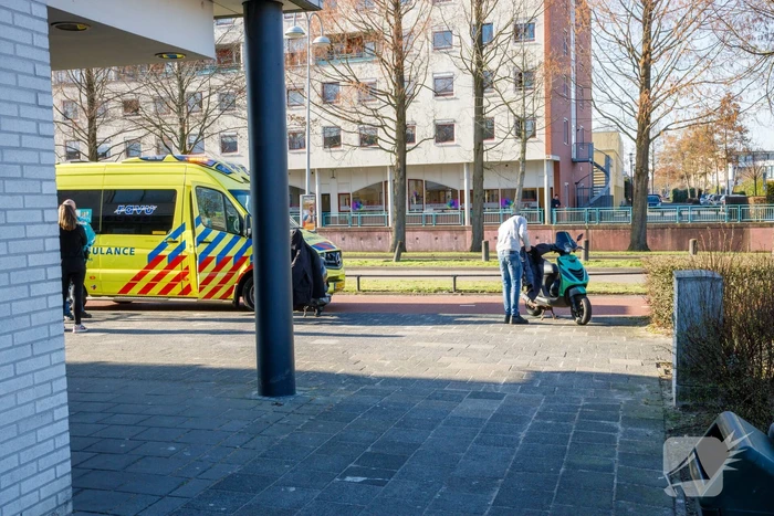 Scooterrijder schiet over railing langs fietspad