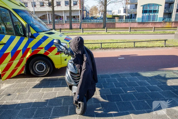 Scooterrijder schiet over railing langs fietspad