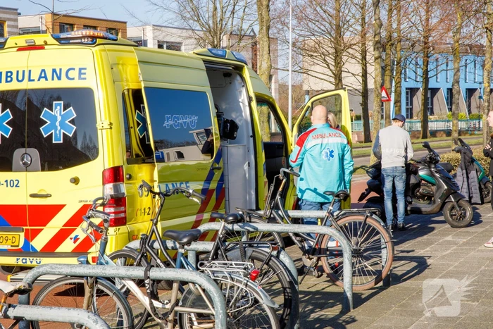 Scooterrijder schiet over railing langs fietspad