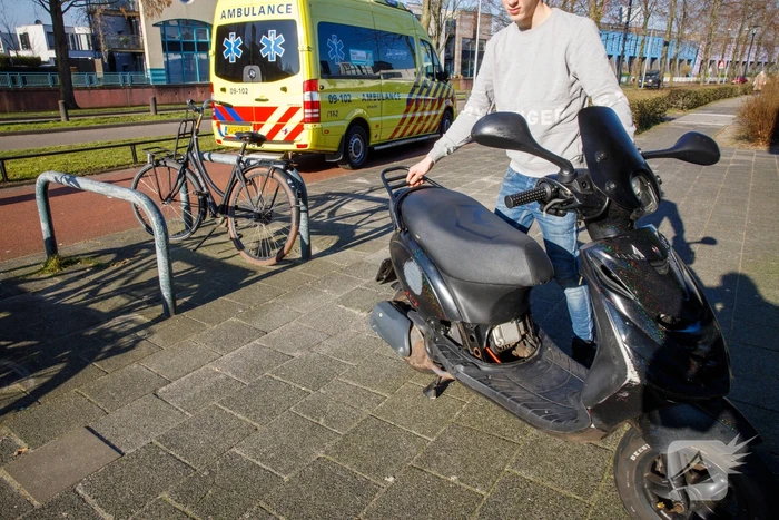 Scooterrijder schiet over railing langs fietspad
