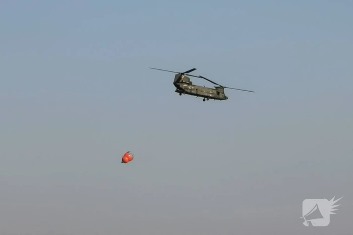 Chinook-transporthelikopter oefent boven Ginkelse Heide