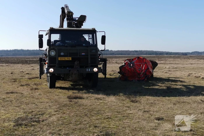 Chinook-transporthelikopter oefent boven Ginkelse Heide