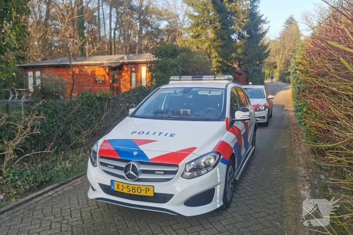 De politie doet onderzoek naar een overleden persoon