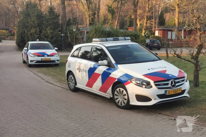 De politie doet onderzoek naar een overleden persoon