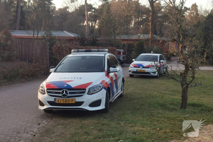 De politie doet onderzoek naar een overleden persoon