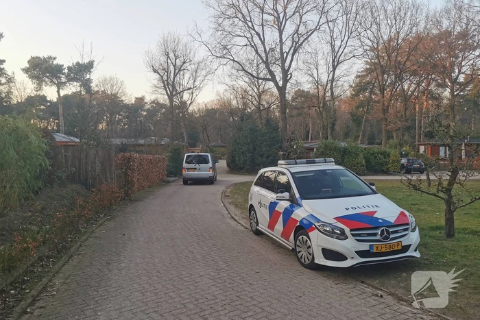 De politie doet onderzoek naar een overleden persoon