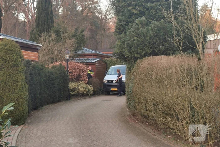 De politie doet onderzoek naar een overleden persoon