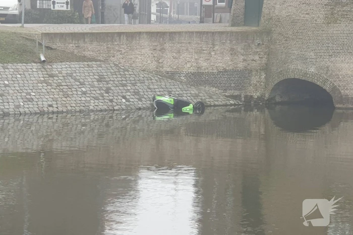 Opnieuw Go Sharing deelscooter te water