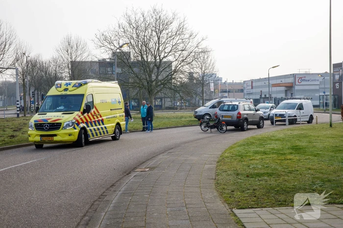 Twee scooterrijders botsen op elkaar