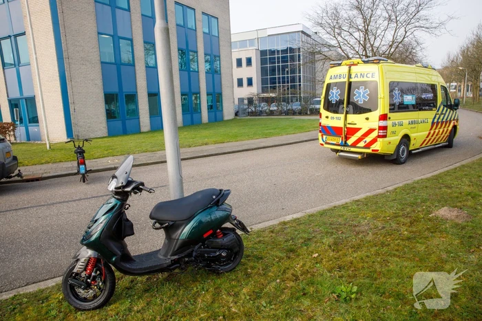 Twee scooterrijders botsen op elkaar