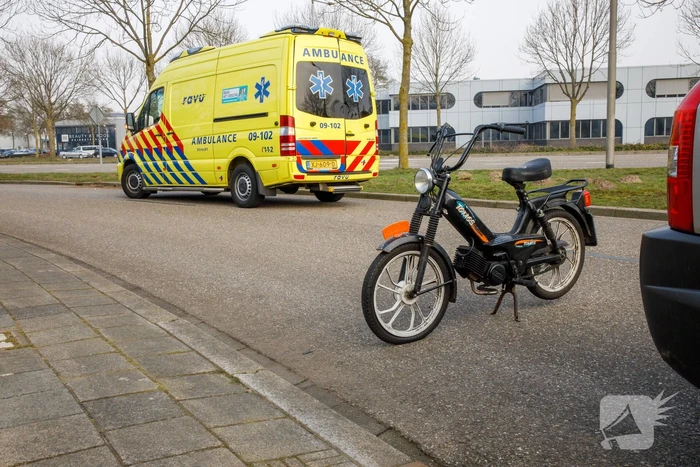 Twee scooterrijders botsen op elkaar