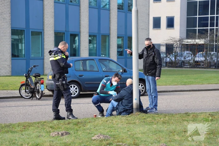 Twee scooterrijders botsen op elkaar
