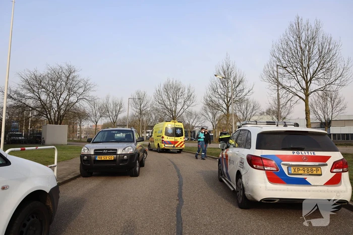 Twee scooterrijders botsen op elkaar