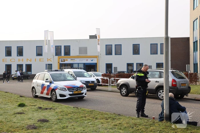 Twee scooterrijders botsen op elkaar