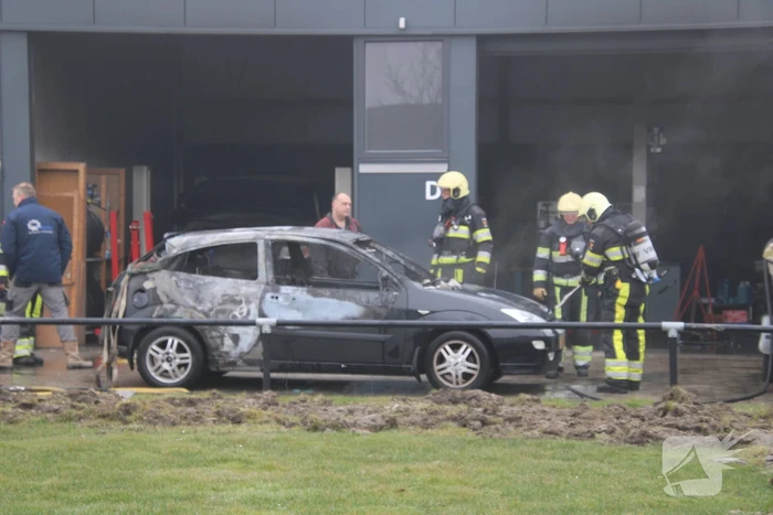 Auto in loods vat vlam