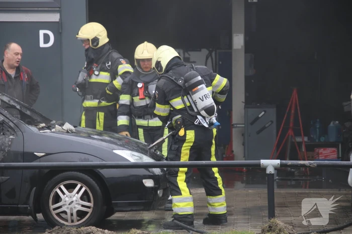 Auto in loods vat vlam